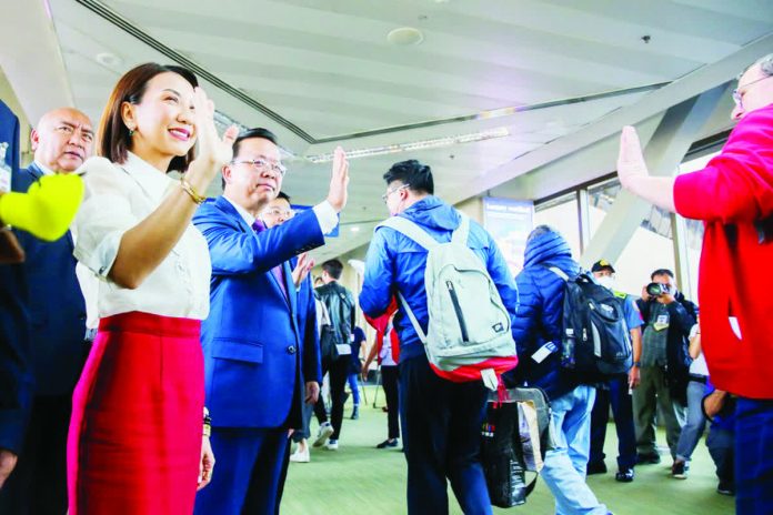 DOT_tourists_copy_resized_compressed The Philippines anticipates an increase in the Chinese market with the recently resumed e-Visa for China. File photo shows Department of Tourism Secretary Christina Frasco (second from left) and Chinese Ambassador to the Philippines Huang Xilian (third from left) greeting tourists from China at the Ninoy Aquino International Airport Terminal 1. XINHUA/ROUELLE UMALI