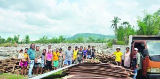 The local government of La Castellana, together with the Department of Human Settlements and Urban Development (DHSUD), distributed housing materials to 23 families on December 11 in Barangay San Luis whose homes were totally destroyed by Typhoon “Tino.” MAYOR AÑEJO OFFICIAL FB PHOTO