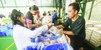 A beneficiary of the government’s food stamp program avails of the items she can purchase. The Walang Gutom 2027: Food Stamp Program — identified as a flagship effort — seeks to cut involuntary hunger and malnutrition by enabling eligible households to buy nutritious food items from accredited retailers. PNA