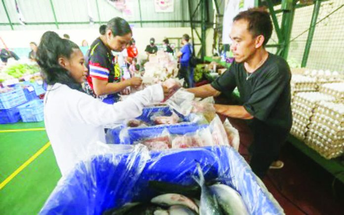 Marcos_reaffirms_copy_resized_compressed A beneficiary of the government’s food stamp program avails of the items she can purchase. The Walang Gutom 2027: Food Stamp Program — identified as a flagship effort — seeks to cut involuntary hunger and malnutrition by enabling eligible households to buy nutritious food items from accredited retailers. PNA