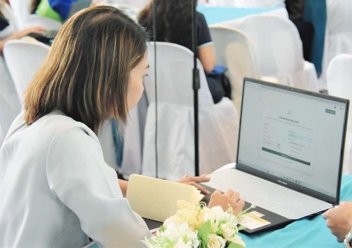NegOcc_ol_jobs_portal_copy_resized The Negros Jobs Online Portal was officially launched on December 10 by the Provincial Public Employment Service Office (PESO), providing a streamlined platform to connect job seekers with employment opportunities and expand livelihood options for Negrenses. PROV’L GOV’T OF NEGOCC FB PHOTO