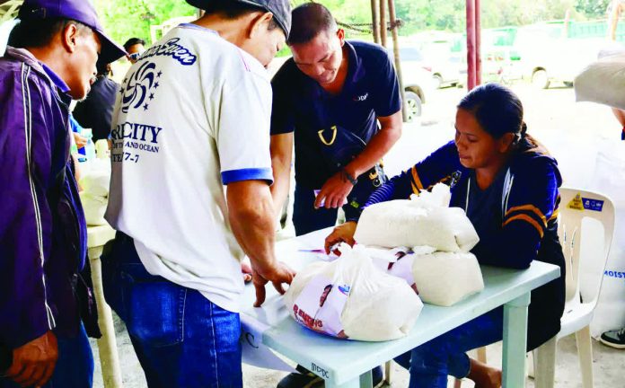 P20_per_kilo_rice2_resized_compressed National Food Auhtority Administrator Larry Lacson says that the below middle-income earners or households could avail themselves of the P20-per-kilo rice beginning January 2026. PNA PHOTO BY BEN BRIONES / GMA FILE PHOTO