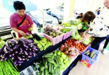 PH economy forecast to accelerate to 4.6% in Q4 ’25 A market report released on Dec. 18, 2025 said manageable inflation, a drop in domestic interest rates, and a seasonal uptick in remittances from Filipino workers abroad are expected to boost domestic growth to 4.6 percent in the last quarter of 2025. Photo shows fresh produce offered at the Quezon City Fresh Market and Kadiwa ng Pangulo at the QC Hall Covered Pathwalk in July 2025. PNA PHOTO BY BEN BRIONES