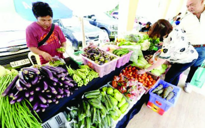 PH_economy_copy_resized_compressed A market report released on Dec. 18, 2025 said manageable inflation, a drop in domestic interest rates, and a seasonal uptick in remittances from Filipino workers abroad are expected to boost domestic growth to 4.6 percent in the last quarter of 2025. Photo shows fresh produce offered at the Quezon City Fresh Market and Kadiwa ng Pangulo at the QC Hall Covered Pathwalk in July 2025. PNA PHOTO BY BEN BRIONES