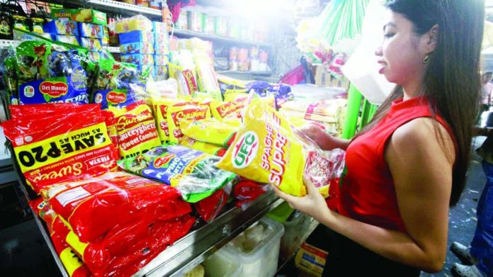 Palace_noche_copy_resized_compressed A woman checks spaghetti noodles and sauce packs sold at a stall inside the Paco Public Market in Manila on Dec. 2, 2025. The Department of Trade and Industry assured that prices of basic goods remain generally unchanged ahead of the Christmas holidays, stressing that monitoring will continue to ensure that retailers will not raise their prices to the detriment of the public. PNA
