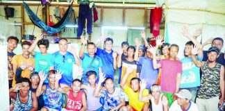 Gov. Paolo Javier shared a light moment with Antiqueño sacadas during his first Bisita Sacada in Negros Occidental on December 9-10, where he distributed Christmas food packs and checked on the welfare of migrant sugarcane workers. PROVINCE OF ANTIQUE PHOTO