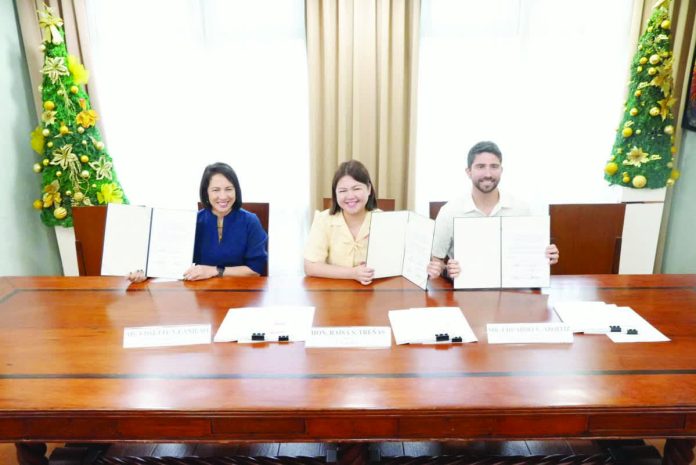 banner_pic_resized_compressed (From left) Aboitiz InfraCapital (AIC) President and CEO Cosette V. Canilao, Iloilo City’s Mayor Raisa Treñas, and AIC Vice President and Head of Water Eduardo Alfred “Dudes” V. Aboitiz signed the Iloilo City Bulk Water Supply Project Concession Agreement at the Iloilo City Hall. PHOTO COURTESY OF THE ILOILO CITY PUBLIC INFORMATION OFFICE