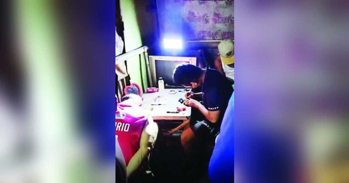 Authorities arrested six suspects and seized over P100,000 worth of alleged shabu in a raid on a suspected drug den in Sitio Cassandra, Barangay Punta Tabuc, Roxas City, on Tuesday night, December 16, 2025. DYVR RMN ROXAS 657 KHZ/FACEBOOK PHOTO