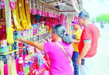 For many Ilonggos, welcoming the New Year is incomplete without the crackle and boom of firecrackers and fireworks. The Department of Health, meanwhile, warned that mishandled fireworks can cause severe injuries: “In the excitement of celebrations, we must not forget the potential dangers that come from the use of fireworks.” AJ PALCULLO/PN