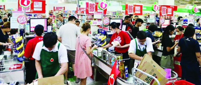 holiday_spending.JPG_resized_compressed The Philippine Amalgamated Supermarkets Association says economic uncertainty played a role in the noticeably shorter period of strong sales supermarkets experienced this year. PHOTO COURTESY OF ABS-CBN NEWS