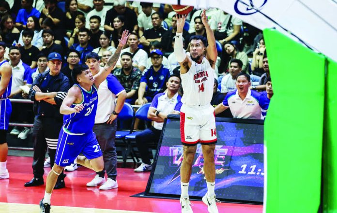 holt_game-winner_resized_compressed Barangay Ginebra San Miguel Kings' Stephen Holt drills a corner triple as Converge FiberXers' King Caralipio tries to give chase. PBA PHOTO