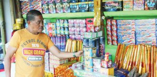 Dante Talaboc, president of the Barangay Buhang Firecrackers and Pyrotechnics Association, says firecracker and fireworks sales this year have been slower compared to previous years, which he attributed partly to economic hardship. AJ PALCULLO/PN