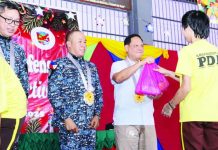 Gov. Arthur Defensor Jr. personally hands a Christmas gift pack to a person deprived of liberty (PDL) during the distribution of holiday aid for about 2,000 inmates at the Iloilo District Jail in Barangay Nanga, Pototan, Iloilo. The annual activity, held in partnership with the Bureau of Jail Management and Penology, highlights the provincial government’s commitment to rehabilitation, dignity, and hope for PDLs during the Christmas season. PHOTO FROM BALITA HALIN SA KAPITOLYO