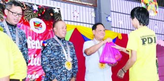 Gov. Arthur Defensor Jr. personally hands a Christmas gift pack to a person deprived of liberty (PDL) during the distribution of holiday aid for about 2,000 inmates at the Iloilo District Jail in Barangay Nanga, Pototan, Iloilo. The annual activity, held in partnership with the Bureau of Jail Management and Penology, highlights the provincial government’s commitment to rehabilitation, dignity, and hope for PDLs during the Christmas season. PHOTO FROM BALITA HALIN SA KAPITOLYO
