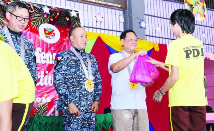 ime_PDL_(1)_copy_resized_compressed Gov. Arthur Defensor Jr. personally hands a Christmas gift pack to a person deprived of liberty (PDL) during the distribution of holiday aid for about 2,000 inmates at the Iloilo District Jail in Barangay Nanga, Pototan, Iloilo. The annual activity, held in partnership with the Bureau of Jail Management and Penology, highlights the provincial government’s commitment to rehabilitation, dignity, and hope for PDLs during the Christmas season. PHOTO FROM BALITA HALIN SA KAPITOLYO