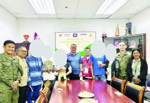 5 more rebels lay down arms, seek reintegration Iloilo Provincial Administrator Raul Banias, Department of Social Welfare and Development ā Region 6ās Project Development Officer Anthony Laruan, Provincial Social Welfare and Development Office acting head Rani Melvi Cuarte, and Philippine Army representatives lead the turnover of cash assistance to five former rebels who surrendered to the government. PHOTO FROM DR. RAUL BANIAS