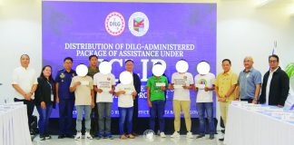 Former rebels from four Iloilo towns receive checks under the Department of Interior and Local Government’s Enhanced Comprehensive Local Integration Program (E-CLIP) during the Regional Peace and Order Council Fourth Quarter Meeting on December 19, 2025. Provincial and regional officials led the turnover of livelihood and immediate assistance aimed at helping the returnees reintegrate into mainstream society. PHOTO FROM BALITA HALIN SA KAPITOLYO