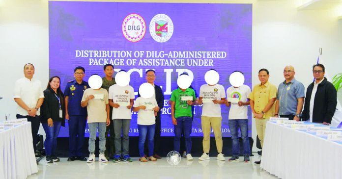 ime_rebels_copy_resized_compressed Former rebels from four Iloilo towns receive checks under the Department of Interior and Local Government’s Enhanced Comprehensive Local Integration Program (E-CLIP) during the Regional Peace and Order Council Fourth Quarter Meeting on December 19, 2025. Provincial and regional officials led the turnover of livelihood and immediate assistance aimed at helping the returnees reintegrate into mainstream society. PHOTO FROM BALITA HALIN SA KAPITOLYO
