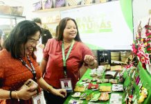 Department of Social Welfare and Development officials and personnel inspect locally made bags, accessories, and woven crafts during the opening of “Balai Patubas” in Iloilo City, a new showroom showcasing products of DSWD’s Sustainable Livelihood Program (SLP) beneficiaries from across Western Visayas. DSWD-6 PHOTO