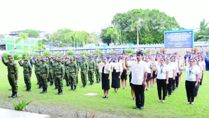 neophyte_cops2_copy_resized_compressed Police Brigadier General Josefino Ligan, director of the Police Regional Office (PRO-6), administers the oath of office of the 24 newly appointed patrolmen and 24 non-uniformed personnel on Dec. 26, 2025, at the PRO-6 Grandstand, Camp Gen. Martin Teofilo B. Delgado in Fort San Pedro, Iloilo City. PRO-6 PHOTO