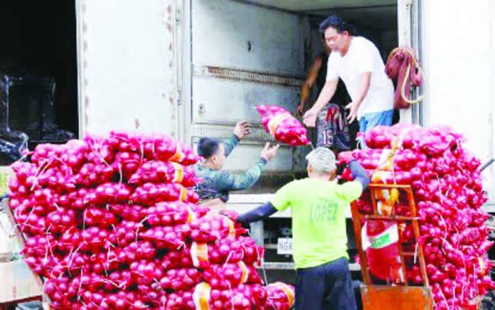onion_MSRP_compressed_resized_compressed Imported onions are offloaded from a truck in Divisoria, Manila on Nov. 28, 2025. The Department of Agriculture has adjusted the maximum suggested retail price for red onions starting Dec. 11. PNA PHOTO BY YANCY LIM