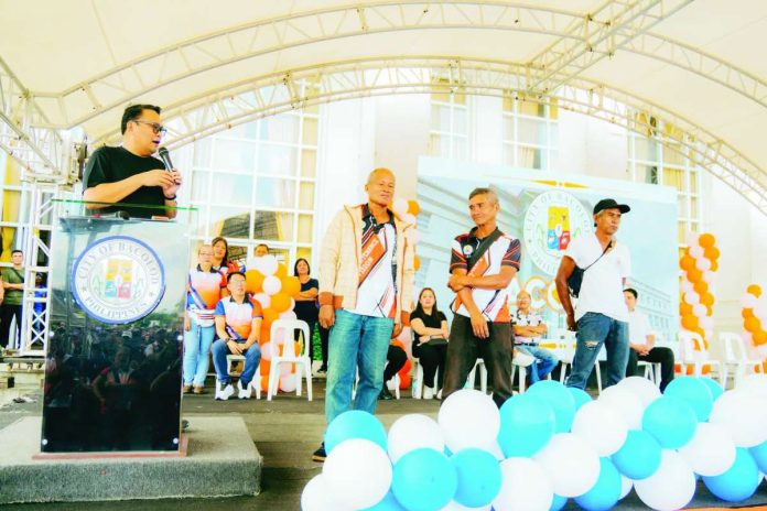 regularized-job-workers (From left) Mayor Greg Gasataya presented to the public newly regularized job order workers Cesar Zuniega Jr., Ritchie Opao, and Vicente Candar, during the December 1 flag-raising ceremony at the Bacolod City Government Center. BCCO PHOTO