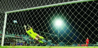 Filipinas’ goal keeper Olivia McDaniel saves an attempt from Vietnam. POC PHOTO