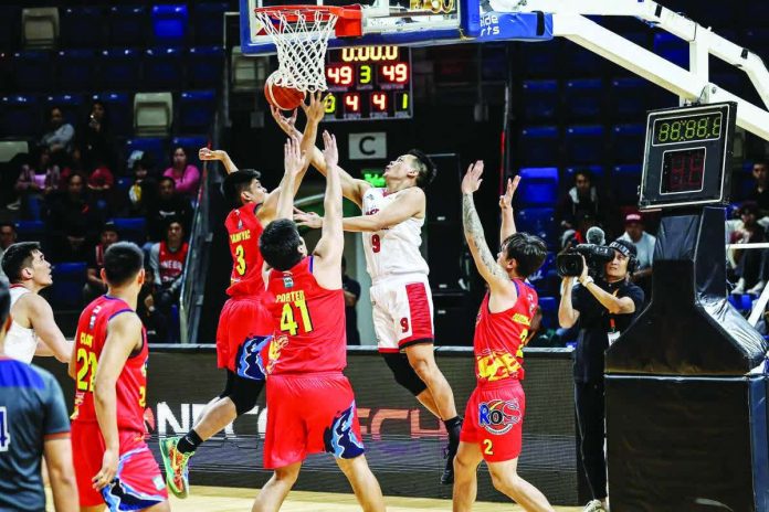 sports_Ginebra_resized_compressed Barangay Ginebra San Miguel Kings’ Earl Scottie Thompson goes for a tough inside basket against the defense of Rain or Shine Elasto Painters. PBA PHOTO