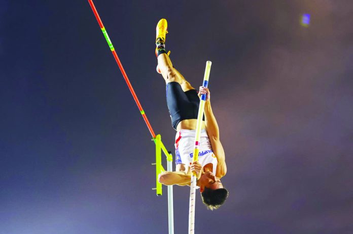 Ernest John Obiena celebrates after capturing his fourth consecutive men’s pole vault gold at the 33rd Southeast Asian Games. POC PHOTO