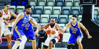 Stanley Pringle anchors Rain or Shine Elasto Painters’ third-quarter surge against Magnolia Chicken Timplados Hotshots. PBA PHOTO
