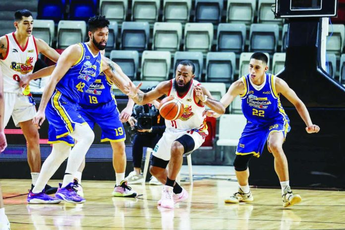 Stanley Pringle anchors Rain or Shine Elasto Painters’ third-quarter surge against Magnolia Chicken Timplados Hotshots. PBA PHOTO