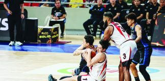 Aklanon Andreas Cahilig of San Miguel Beermen and Brandon Bates of Meralco Bolts battle for a loose ball. PBA PHOTO
