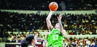 De La Salle University Green Archers’ Kean Baclaan attempts a one-handed shot against the defense of University of the Philippines Fighting Maroons. UAAP PHOTO