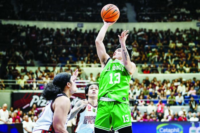 sports_UAAP_resized_compressed De La Salle University Green Archers’ Kean Baclaan attempts a one-handed shot against the defense of University of the Philippines Fighting Maroons. UAAP PHOTO