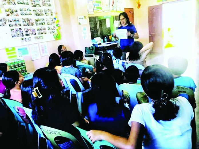 teens_resized_compressed Dr. Odette Villareal (inset), HIV Coordinator and head of the Iloilo City Health Office’s Social Hygiene Clinic, says the city is seeing HIV, gonorrhea, and syphilis cases among adolescents as young as 16 to 19 years old. Photo shows adolescents and their mothers from Mandurriao district participating in "Parent-Teen Talk", an initiative of the Office of the City Population Officer. OFFICE OF THE CITY POPULATION OFFICER PHOTO