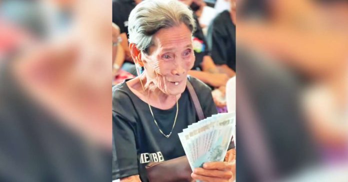 vendors One of the 31 vendors from the Bacolod Public Plaza Vendors Association received P10,000 in cash assistance on December 26 under the city government’s Sustainable Livelihood Program (SLP). SCREENGRAB FROM BACOLOD-STRONGER TOGETHER FB