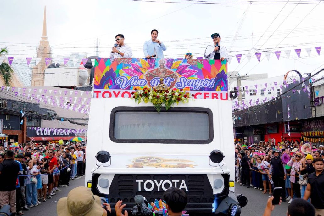 Coco Martin aboard the float of Toyota Team Cebu joins the Grand Parade, to the delight of the street crowd.