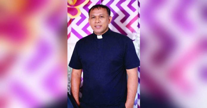 Antique priest copy_superimposed_compressed Rev. Fr. Gerald Lacson, a Catholic priest and native of Pandan, Antique, passed the 2025 Bar Examinations on his fifth attempt at the age of 51. FRIENDS OF STO. NIÑO FB PHOTO