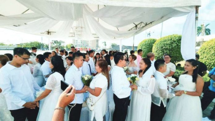Bacolod mass wedding copy The conduct of mass weddings in Bacolod City is institutionalized under City Ordinance No. 08-15-740, or the Bacolod City Mass Wedding Ordinance. The measure provides free services to couples who wish to formalize their union. BACOLOD KFIVE STATION/FACEBOOK PHOTO