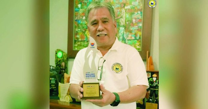 Cadiz award copy_superimposed_compressed Cadiz City’s Mayor Salvador Escalante Jr. beamed with pride as he received a trophy after Cadiz City was once again named among the top winners and implementers of the Walang Gutom program nationwide in 2025. BILIS CADIZ PHOTO