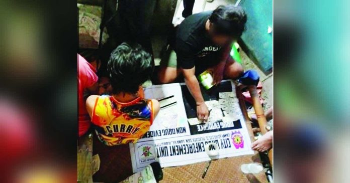 Duo nabbed_superimposed_compressed The arrest of two high-value drug suspects, aliases “Bert” and “Kap,” in a buy-bust operation in Zone 5, Barangay San Isidro, Jaro, Iloilo City, on January 27, led to the seizure of more than P952,000 worth of suspected shabu. ICPO PHOTO