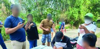 Police officers conduct a drug buy-bust operation along a roadside in Barangay Devera, Sara, Iloilo on January 14, 2026, leading to the arrest of a barangay captain and the seizure of nearly P6.46 million worth of suspected shabu. The operation was carried out by the Police Drug Enforcement Unit following surveillance and intelligence work. IPPO PHOTO
