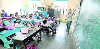 In another sobering observation about the country’s education system, the Second Congressional Commission on Education (Edcom 2) says efforts to decentralize and find more responsive ways to help students learn are frustrated by what it called “memocracy” among the teachers themselves. File photo taken in January 2023 shows a public school class in Quezon City. RIG C. MONTEGRANDE, PHILIPPINE DAILY INQUIRER