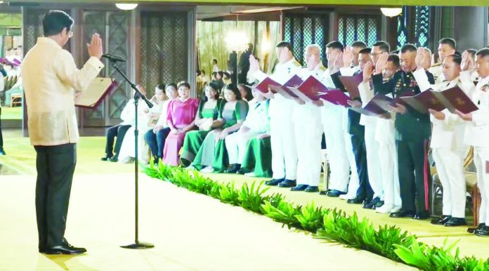 Marcos_tells_generals_copy_resized_compressed President Ferdinand R. Marcos Jr. reminds newly promoted generals and flag officers of the Armed Forces of the Philippines to lead with integrity and act as responsible stewards of the nation’s resources. He administered their oath-taking ceremony in Malacañan Palace. PCO