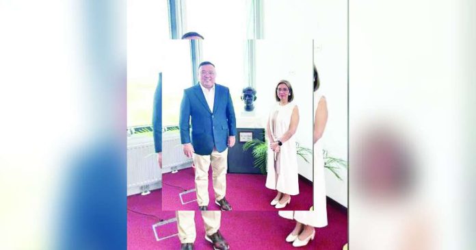 PH envoy copy_superimposed_compressed According to the Department of Foreign Affairs, this photo showing Philippine Ambassador to Austria and Slovakia Luli Arroyo-Bernas with fugitive lawyer Harry Roque was taken in 2023 yet.