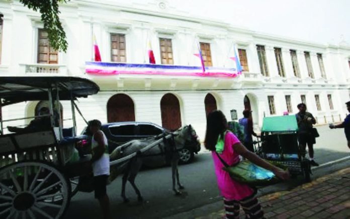 PH_debt_resized_compressed The Bureau of the Treasury (BTr) says domestic debt accounted for 68.66 percent of total debt, while foreign debt made up 31.34 percent in November 2025. Domestic debt rose to P12.12 trillion from P12.05 trillion at end-October. Photo shows the main office of the BTr at the Ayuntamiento Building in Intramuros, Manila. PHOTO COURTESY OF PNA