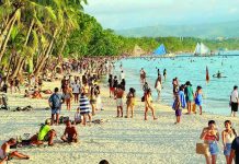 Philippines logs 6.5M tourists, ‘balikbayans’; earns P694B in 2025 Tourists enjoy Boracay Island in this photo taken in December 2025. The Department of Tourism on Tuesday, Jan. 20, 2026, reported that the Philippines recorded 6.5 million foreign visitors and returning overseas Filipinos in 2025. RELAKS KALANG CH/FACEBOOK PHOTO