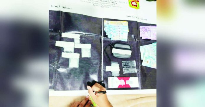 A drug suspect working as a souvenir vendor in Boracay yielded a total of four plastic sachets of suspected shabu during an antidrug operation on Jan. 8, 2026 in Barangay Old Buswang, Kalibo, Aklan. PHOTO COURTESY OF RADYO TODO AKLAN 88.5 FM
