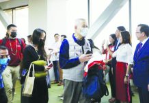 Visa-free entry for Chinese nat’ls cheered Department of Tourism Secretary Christina Garcia Frasco (2nd from right) and former Chinese Ambassador to the Philippines Huang Xilian welcomed the arrival of Chinese tourists onboard Xiamen Airlines flight MF819 at the Ninoy Aquino International Airport Terminal 3 in Pasay City in this file photo. The Federation of Filipino Chinese Chambers of Commerce and Industry Inc. on Jan. 16, 2025 welcomed the Philippine government’s 14-day visa-free entry policy for Chinese nationals. PNA PHOTO BY JOEY O. RAZON