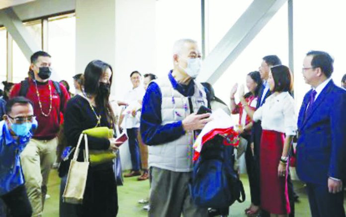 chinese-tourist-arrival-k_resized_compressed Department of Tourism Secretary Christina Garcia Frasco (2nd from right) and former Chinese Ambassador to the Philippines Huang Xilian welcomed the arrival of Chinese tourists onboard Xiamen Airlines flight MF819 at the Ninoy Aquino International Airport Terminal 3 in Pasay City in this file photo. The Federation of Filipino Chinese Chambers of Commerce and Industry Inc. on Jan. 16, 2025 welcomed the Philippine government’s 14-day visa-free entry policy for Chinese nationals. PNA PHOTO BY JOEY O. RAZON